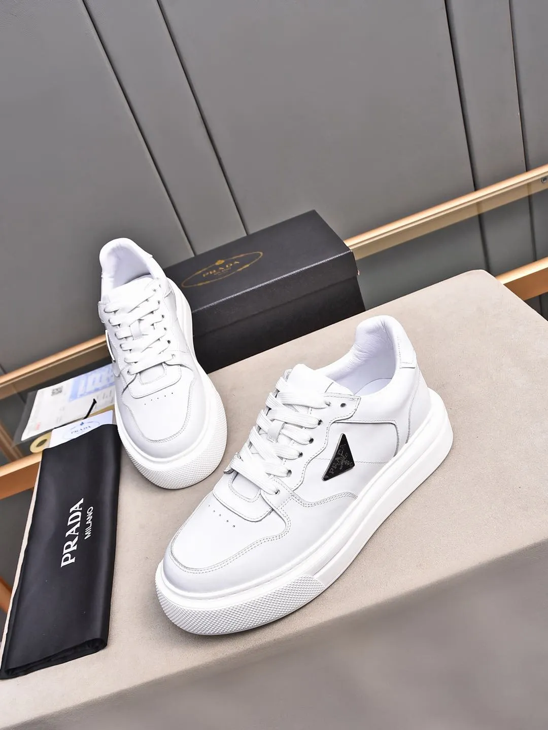 Men's shoes 💰500 Prada/Prada Men's new casual shoes, this upper is made of imported calfskin. The outside is decorated with the P family's classic metal triangle enamel logo, with cowhide lining and cowhide for the foot pads. The outsole is made of non-slip sports exclusive rubber outsole with logo, which feels good on the feet. It is a fashionable and fashionable item!  Size: 38-44 (45 customized)
